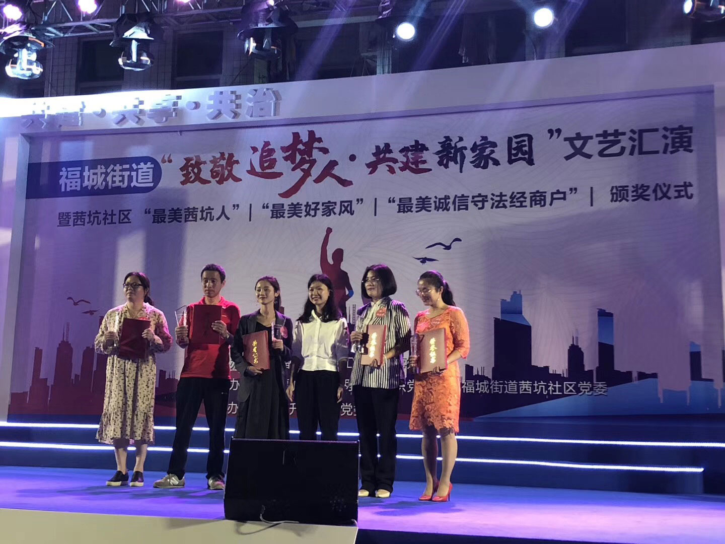 91看片在线兩位麗人代表榮獲“最美女性”稱號