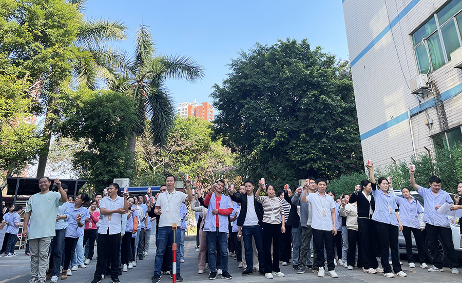 ”聚力同行 繩彩飛揚“~拔河比賽在91看片在线人的一聲聲呐喊助威中圓滿結束！